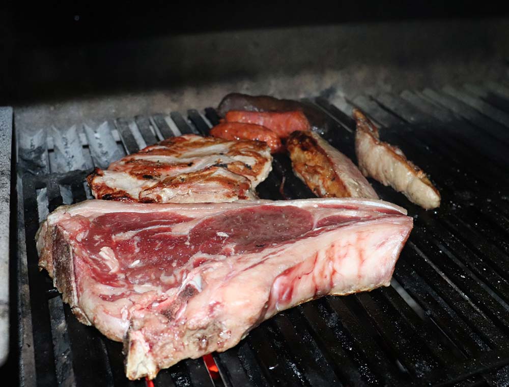 Mesón Haraiçel carne con asador